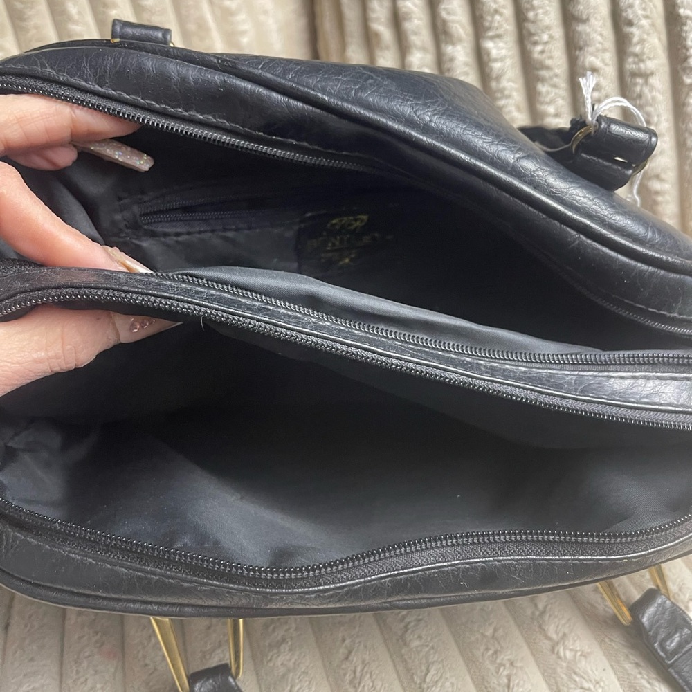 Sophisticated Black Leather Shoulder Bag - Picture 8 of 10